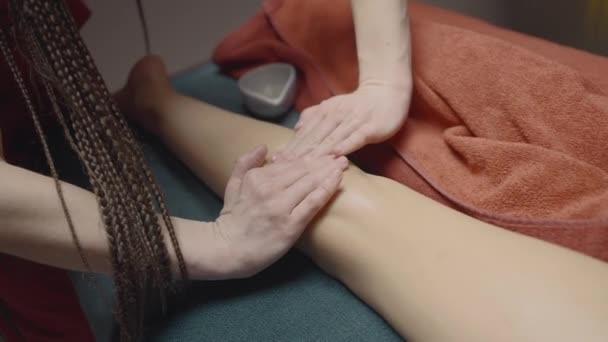 Masáž nohou v lázních. Akce. Profesionální masérka provádí relaxační masáž chodidel. Masáž nohou v salonu krásy a lázních — Stock video