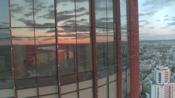 Egy hosszú üvegiroda.Raktárkép.A drónról a kilátás egy hatalmas irodára nyílik, üvegablakokkal és nagy épületekkel körülvéve, és látható a felhős ég.. — Stock videók