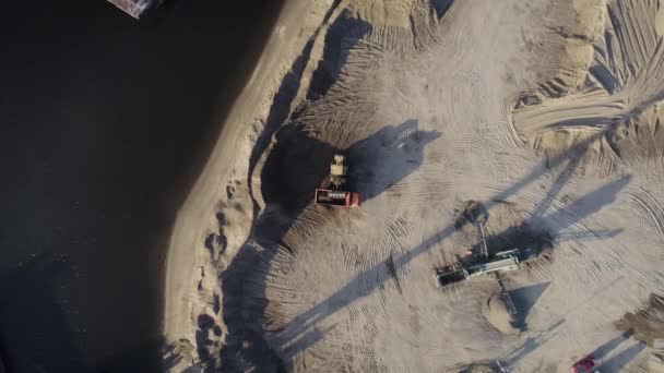 Vue aérienne du dessus des camions et des machines dans la carrière de sable. Scène. Fosse de sable, sable de chariot de chargement, concept d'industrie lourde. — Video