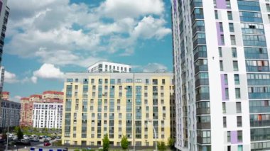 Tipik lüks bir apartmanın güneşli bir gündüz binası. Stok görüntüleri. Güzel binaları olan bir yaz şehri manzarası..