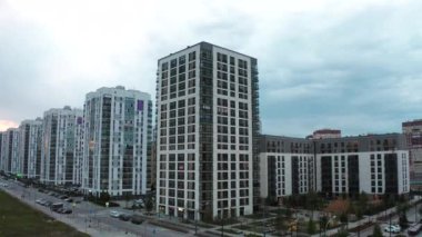 Akademik bölge, Yekaterinburg şehri. Yekaterinburg 'un yeni binaları, otoparkları, parkları ve arabalı yolları olan büyük yeni bir ilçesi..