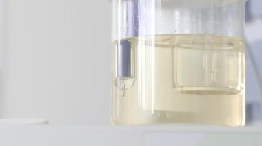 Laboratuvardaki mataranın içinde fokurdayan sıvıyı kapat. Başla. Bilim ve kimya kavramı.