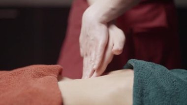 Tanımlanamayan genç bir kadın spa salonunda profesyonel masaj yaptırıyor. Başla. Mükemmel ciltli güzel bir kadın rahatlatıcı bir masaj yaptırıyor. Lüks profesyonel vücut bakımı kavramı..