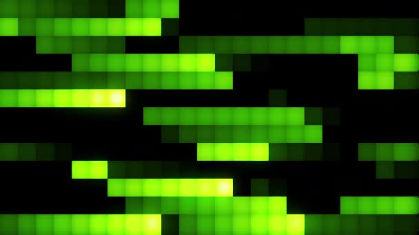 Matrixeffekt, bei dem horizontal grüne Linien von Quadraten auf schwarzem Hintergrund bewegt werden. Bewegung. Konzept altmodischer Retro-Spiele. — Stockvideo