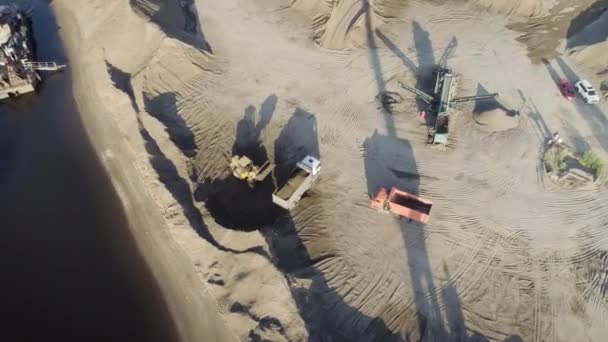 Vue aérienne du dessus des camions et des machines dans la carrière de sable. Scène. Fosse de sable, sable de chariot de chargement, concept d'industrie lourde. — Video