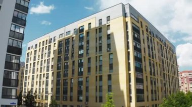 Tipik lüks bir apartmanın güneşli bir gündüz binası. Stok görüntüleri. Güzel binaları olan bir yaz şehri manzarası..