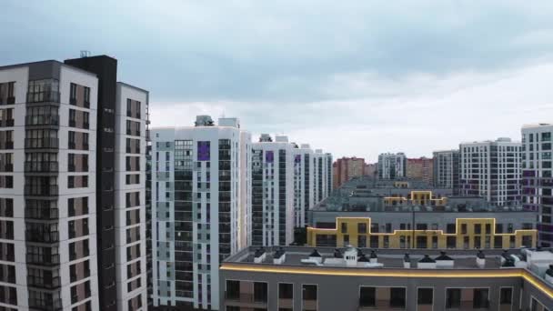 Şehirdeki modern konut binaları. Stok görüntüleri. Çok katlı apartmanların modern tasarımının dış görünüşü, hava manzarası.. — Stok video