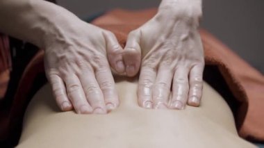 Sağlık tedavileri. Eylem. Nazikçe masaj yapılan yumuşak bir vücut..