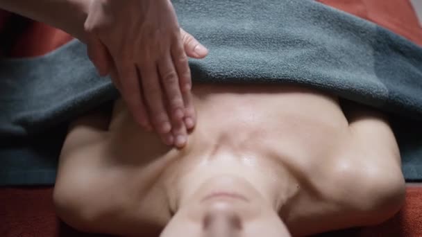 Jeune femme méconnaissable obtient massage professionnel dans le salon de spa. L'action. Belle dame n avec la peau parfaite obtient massage relaxant, concept de soins du corps professionnel de luxe. — Video