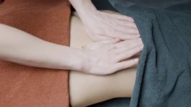 Spa tedavileri. Aksiyon. Yumuşak ellere krem sürün..