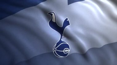 Tottenham Hotspur futbol takımının logosu olan bayrak sallama, yaklaş. Hareket. Topun üzerinde kuş sembolü olan gerçekçi bir bayrak sallıyor. Sadece yazı işleri için..