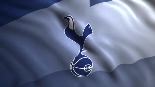 Bandiera sventolante con logo della squadra di calcio del Tottenham Hotspur, da vicino. Mozione. Sventolando bandiera realistica con un simbolo di uccello su una palla. Solo per uso editoriale. — Video Stock