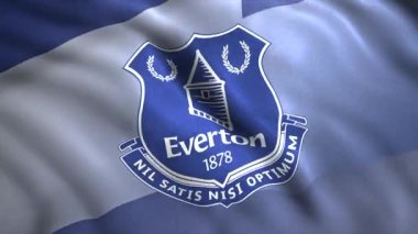 Üzerinde Everton FC futbol kulübü logosu olan bayrağı salla. Hareket. Mavi dalgalı bayrak. Sadece yazı işleri için..