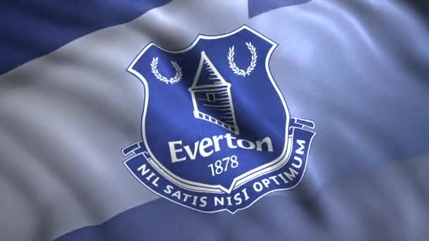 Primo piano della bandiera sventolante con il logo della squadra di calcio Everton FC. Mozione. Bandiera blu sventolante. Solo per uso editoriale. — Video Stock