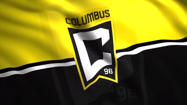 Columbus Crew SC αμερικανική επαγγελματική ποδοσφαιρική ομάδα με έδρα το Columbus, Οχάιο. Κίνηση. Πολύχρωμη κυματιστή σημαία με την ποδοσφαιρική ομάδα έμβλημα. Μόνο για εκδοτική χρήση. — Αρχείο Βίντεο