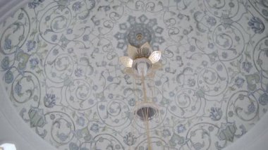 Dekoratif tavan ve duvarlarda asılı bir avize. Sahne. Güzel bir süs ve rahatlama, iç mimari kavramı.