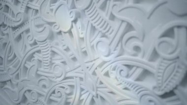 Dekoratif duvarları kapatın. Sahne. Beyaz duvarlara işlenmiş güzel bir süs, mimari konsepti.