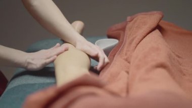 Spa salonunda kadın bacak lenfatik drenaj masajı yaptırıyor. Başla. Vücut rahatlığı, güzellik ve vücut bakımı konsepti