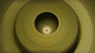 Hipnoz çemberleri ve illüzyonlarla üç boyutlu animasyon. Tasarım. Üç boyutlu halkalar hareket halindeyken görsel illüzyon yaratır. 3D halkaları ve daireleri olan hipnotik animasyon..