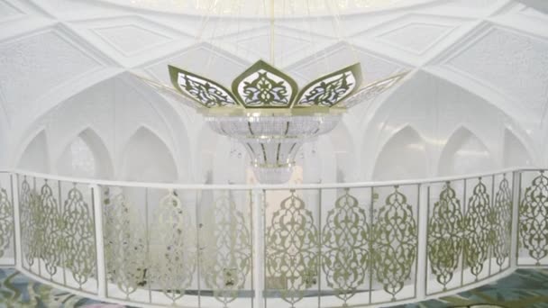 Интерьер Мечети Декоративным Потолком Сцена Белая Красивая Мечеть Золотыми Резными — стоковое видео