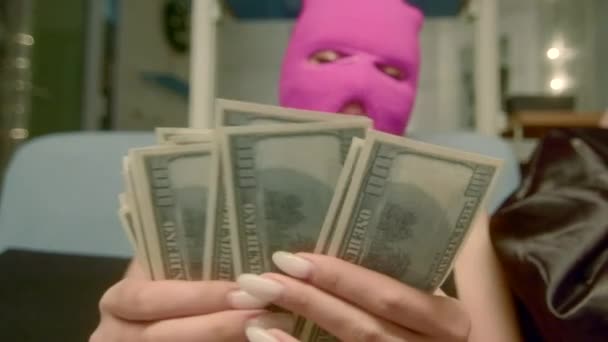 Ein Mädchen Pinkfarbener Maske Das Geld Zählt Verfilmung Ein Junges — Stockvideo