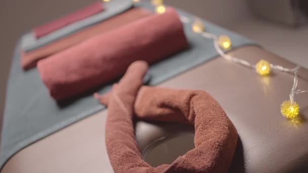 Piękna Kompozycja Spa Stole Masażu Centrum Wellness Akcja Blisko Ręczniki — Wideo stockowe