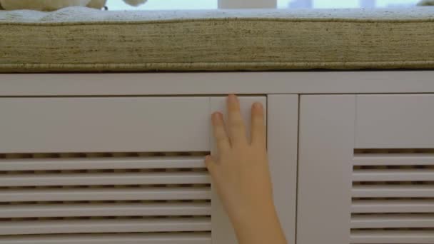 Çocuk Odasındaki Radyatör Dekoratif Plastik Ekranı Kapat Yaratıcı Çocuk Ekranı — Stok video
