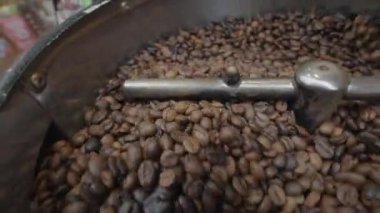 Kahve fabrikası. Aksiyon. Kahve çekirdeklerini hızlı ve düşüncesizce öğüten büyük bir kahve öğütücüsü. Yüksek kalite 4k görüntü