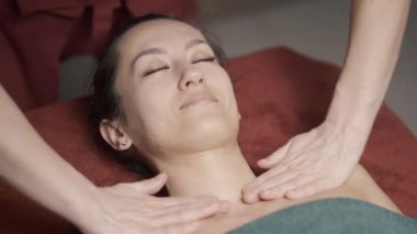 Tüm vücut masajı. Aksiyon. Yalan söyleyen genç bir kız ve yağlı vücut masajı yapan bir usta. Yüksek kalite 4k görüntü