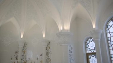 Rusya, Kazan - 2 Mayıs 2022: içinde güzel beyaz tapınak. Sahne. Cami içinde beyaz mermer olan bir mimari. İçerideki güzel beyaz cami. Kazan 'daki Irek Camii. 