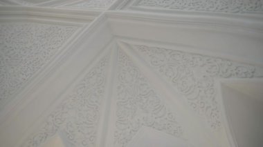 Rusya, Kazan - 2 Mayıs 2022: Güzel beyaz cami desenleri. Sahne. Beyaz caminin iç kısımlarının detayları. Tapınağın ya da caminin mermer duvarlarında açık çalışma kalıpları. Kazan 'daki Beyaz İrek Camii. 