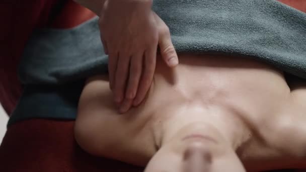 Full Body Massage Actie Een Jong Meisje Dat Liegt Een — Stockvideo
