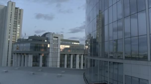 Rusland Jekaterinburg Mei 2022 Weerspiegeling Van Stad Glazen Gebouw Voorraadbeelden — Stockvideo