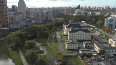 Rusya, Yekaterinburg - 23 Mayıs 2022: Park alanı ve nehri olan güzel şehir manzarası. Stok görüntüleri. Güzel mimarisi ve modern binaları olan yeşil şehir manzarası. Park ve nehir içeri