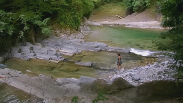 野生自然景观 绿湖环绕森林 在寒冷的夏日山水湖中散步的妇女 — 图库视频影像