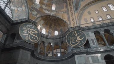 Çok güzel bir turistik yer. Eylem. Eski hiyerogliflerin yazılı olduğu yüksek tavanlı büyük taş bir tapınak. Yüksek kalite 4k görüntü