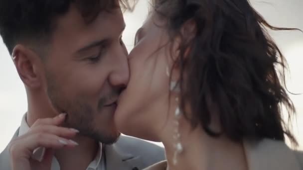 Giovane Coppia Baci Action Newlyweds Con Accessori Che Stanno Piedi — Video Stock