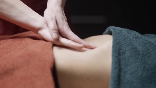 Massagem Ação Jovens Mãos Uma Menina Que Massagear Corpo Deitado — Vídeo de Stock