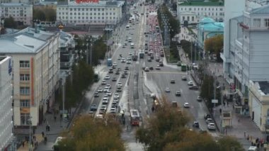 Rusya, Ekaterinburg - 7 Mayıs 2022: Ağaçlar ve binalarla dolu bir yaz caddesinin havadan görünüşü. Stok görüntüleri. Ekaterinburg şehrinin merkezi, güzel mimari.