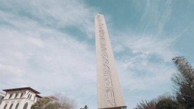 Türkiye, İstanbul - 2 Haziran 2022: Antik dikilitaşın alt görünümü. Başla. Antik yazıtlarla dolu uzun bir anıt sütunu. İstanbul 'daki antik Mısır dikilitaşı Theodosius. 