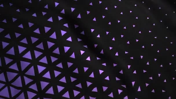 带紫色三角形的黑色波浪旗 摇曳的丝般质感 — 图库视频影像