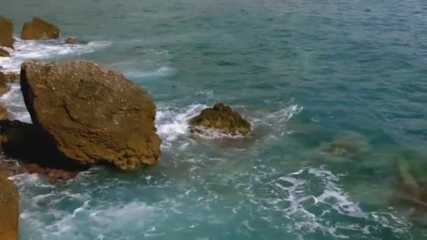 Θέα Στη Θάλασσα Από Έναν Δρόνη Δημιουργικό Μπλε Παρορμητικά Κύματα — Αρχείο Βίντεο