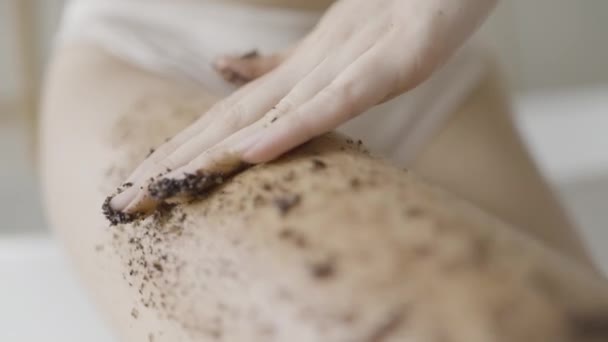 Concepto Cuidado Corporal Mujer Sensual Aplicando Exfoliante Cuerpo Acción Lavado — Vídeo de stock