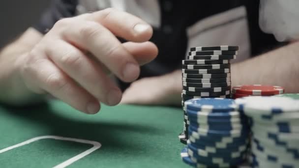 Poker Spelers Aan Een Groene Tafel Met Chips Kaarten Actie — Stockvideo