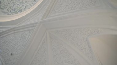 Sarayın içinde, sarayın beyaz zemininde bulunan parlak beyaz bir taş sütun ve yüksek bir tavan da beyaz taştan görülebilir. Yüksek kaliteli FullHD görüntüler