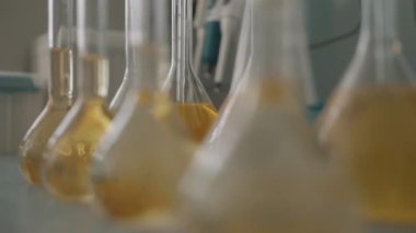 Laboratuvardaki cam şişeleri kapatın, numunelerin temel analizi için ekipmanlar. Başla. Modern bir laboratuvarda Coronavirus için tıbbi araştırma 