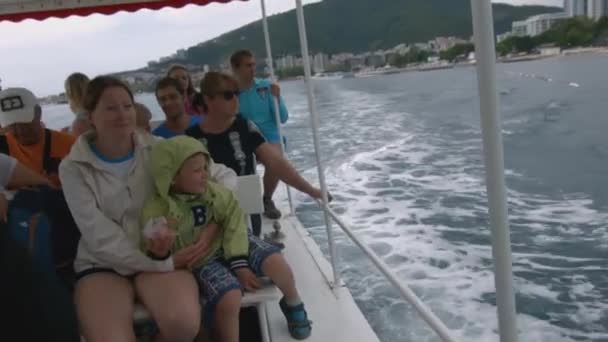希腊雅典 2022年6月5日 游客乘船出海游览 乘船游览的游客在岸上乘着微风航行 游客们沿着海岸乘船游览 — 图库视频影像