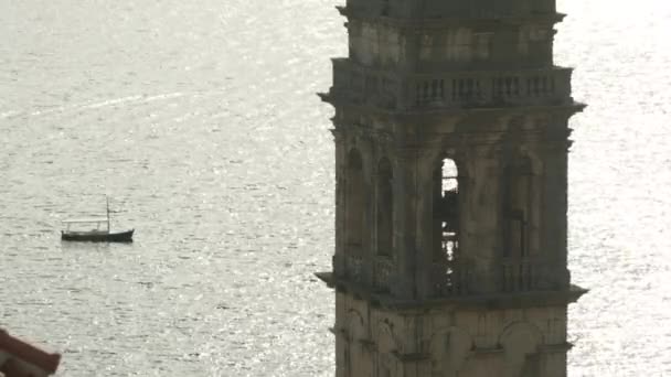 Grote Monumenten Staan Naast Zee Creatief Een Grote Stenen Toren — Stockvideo