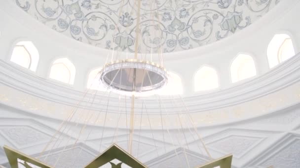 Énorme Chandelier Verre Bâtiment Blanc Avec Plafond Peint Sur Lequel — Video