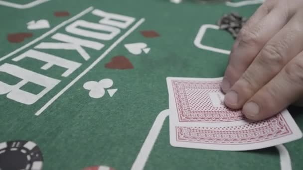 Pokerspieler Einem Grünen Tisch Mit Chips Und Karten Handeln Konzept — Stockvideo